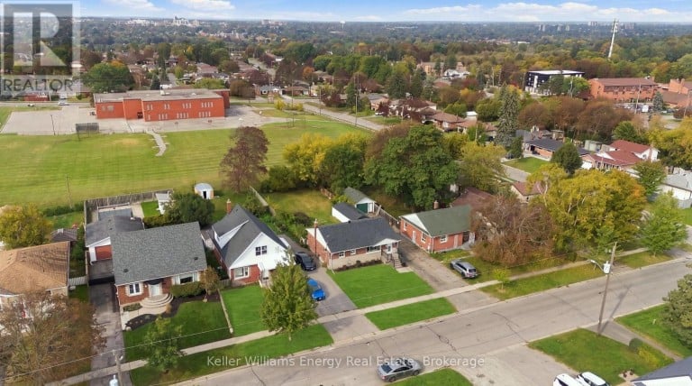 54 EASTLAWN STREET, Oshawa (Donevan), Ontario, L1H7J8