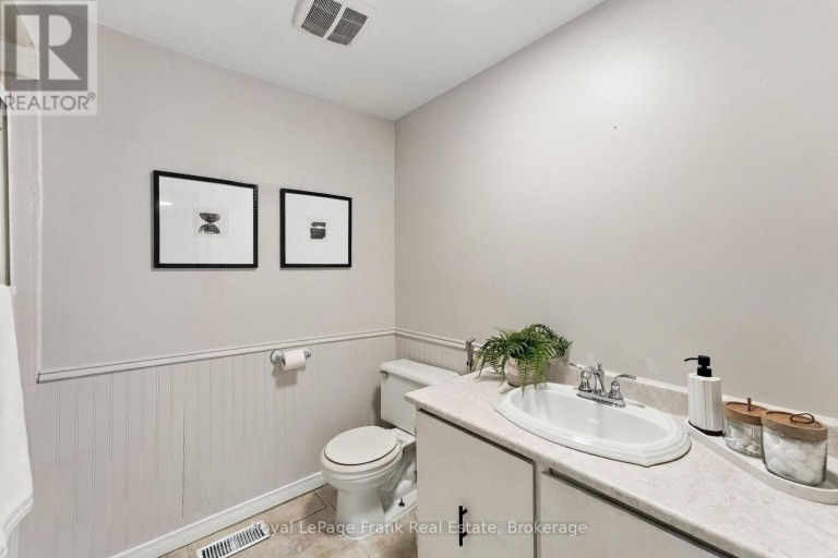 694 HILLCROFT STREET, Oshawa (Eastdale), Ontario, L1G7H6