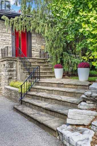 10 RED OAKS CRESCENT, Toronto (Leaside), Ontario, M4G1A5