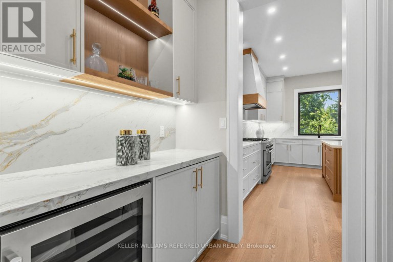 160 LAWRENCE AVENUE, Richmond Hill (Harding), Ontario, L4C1Z5