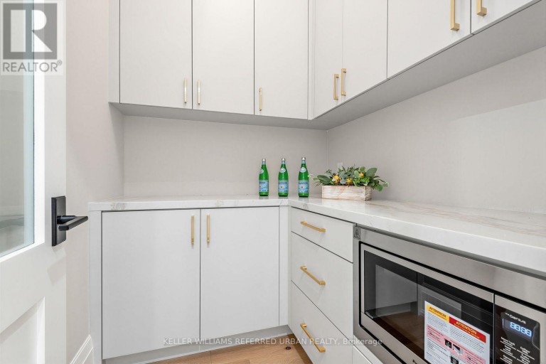160 LAWRENCE AVENUE, Richmond Hill (Harding), Ontario, L4C1Z5