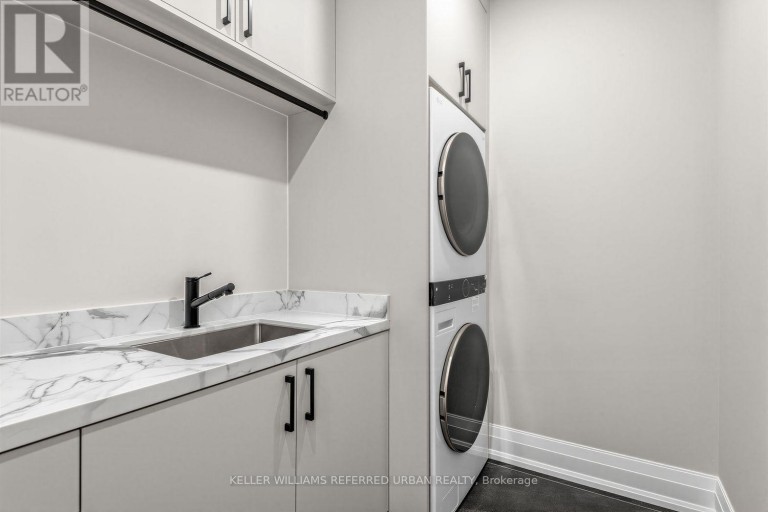 160 LAWRENCE AVENUE, Richmond Hill (Harding), Ontario, L4C1Z5