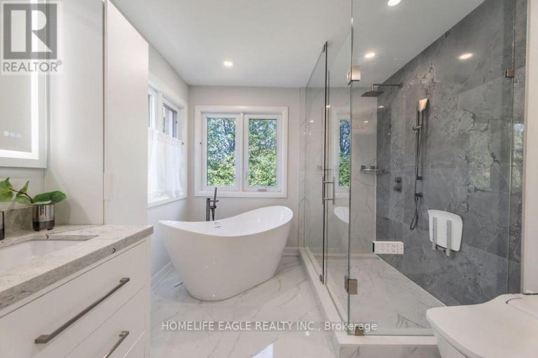 118 MAY AVENUE, Richmond Hill (North Richvale), Ontario, L4C3S6