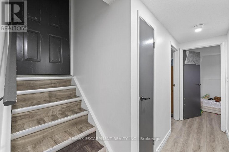 24 TARA CRESCENT, Thorold (Confederation Heights), Ontario, L2V4M1