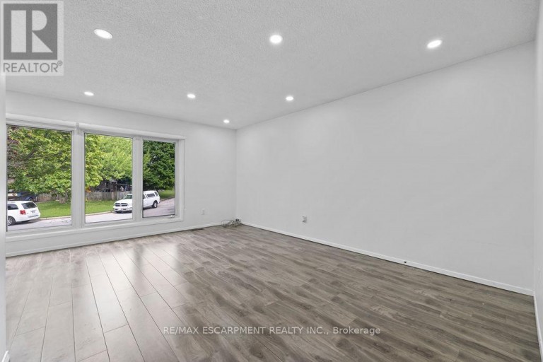 24 TARA CRESCENT, Thorold (Confederation Heights), Ontario, L2V4M1