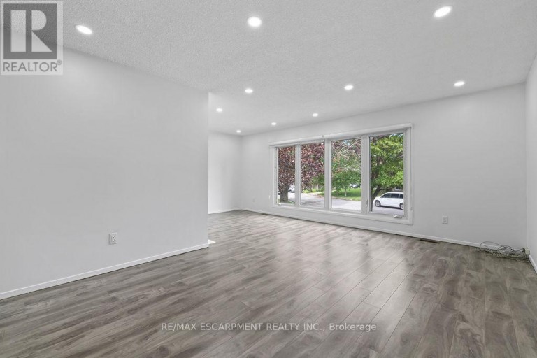 24 TARA CRESCENT, Thorold (Confederation Heights), Ontario, L2V4M1