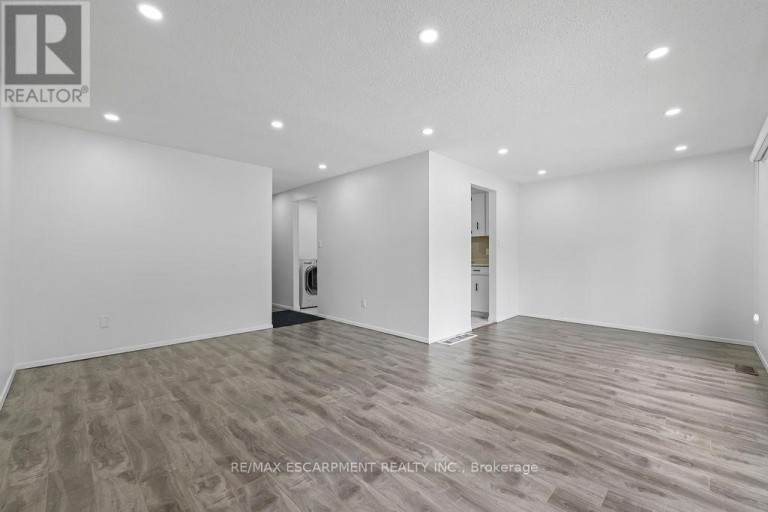 24 TARA CRESCENT, Thorold (Confederation Heights), Ontario, L2V4M1