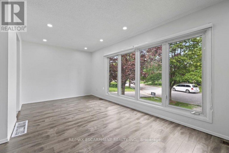 24 TARA CRESCENT, Thorold (Confederation Heights), Ontario, L2V4M1