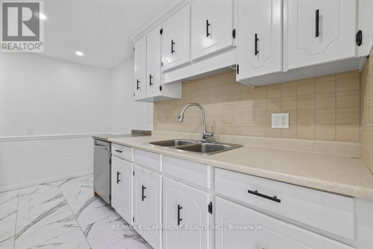 24 TARA CRESCENT, Thorold (Confederation Heights), Ontario, L2V4M1