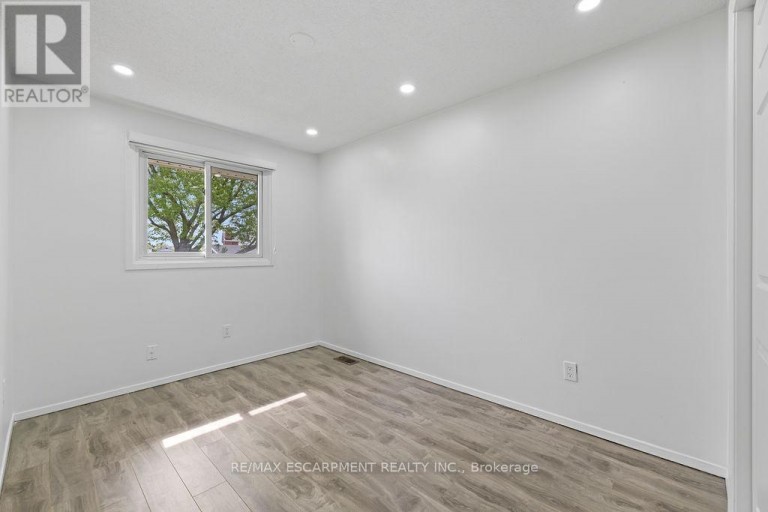24 TARA CRESCENT, Thorold (Confederation Heights), Ontario, L2V4M1