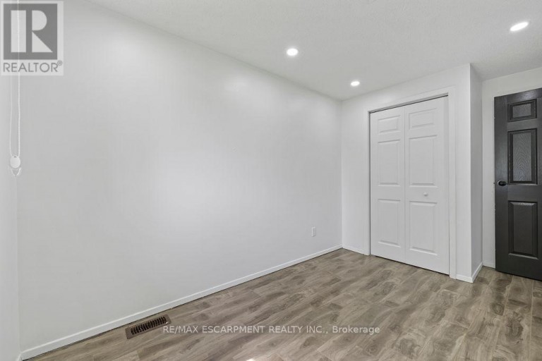 24 TARA CRESCENT, Thorold (Confederation Heights), Ontario, L2V4M1