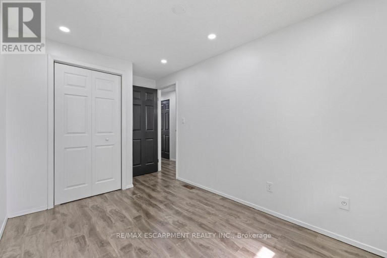 24 TARA CRESCENT, Thorold (Confederation Heights), Ontario, L2V4M1