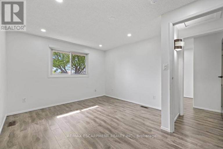 24 TARA CRESCENT, Thorold (Confederation Heights), Ontario, L2V4M1