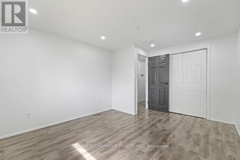 24 TARA CRESCENT, Thorold (Confederation Heights), Ontario, L2V4M1