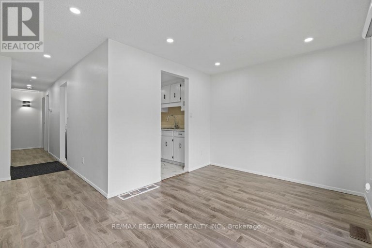 24 TARA CRESCENT, Thorold (Confederation Heights), Ontario, L2V4M1