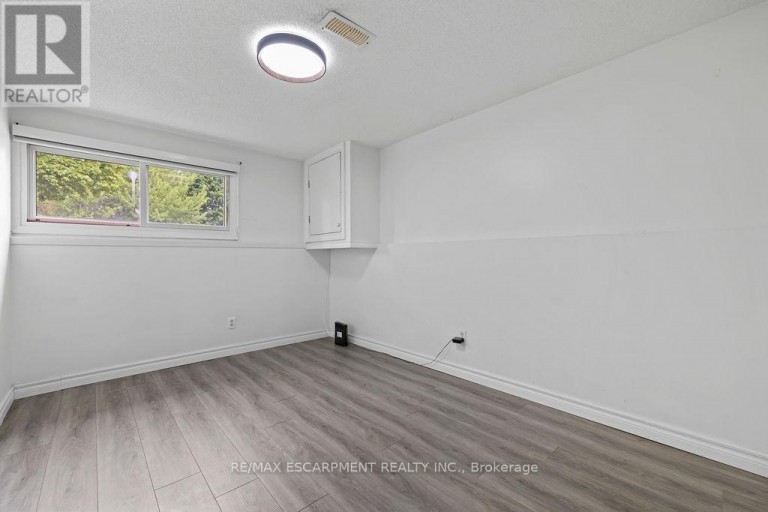 24 TARA CRESCENT, Thorold (Confederation Heights), Ontario, L2V4M1