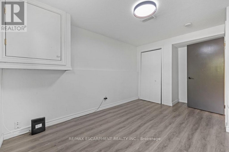 24 TARA CRESCENT, Thorold (Confederation Heights), Ontario, L2V4M1
