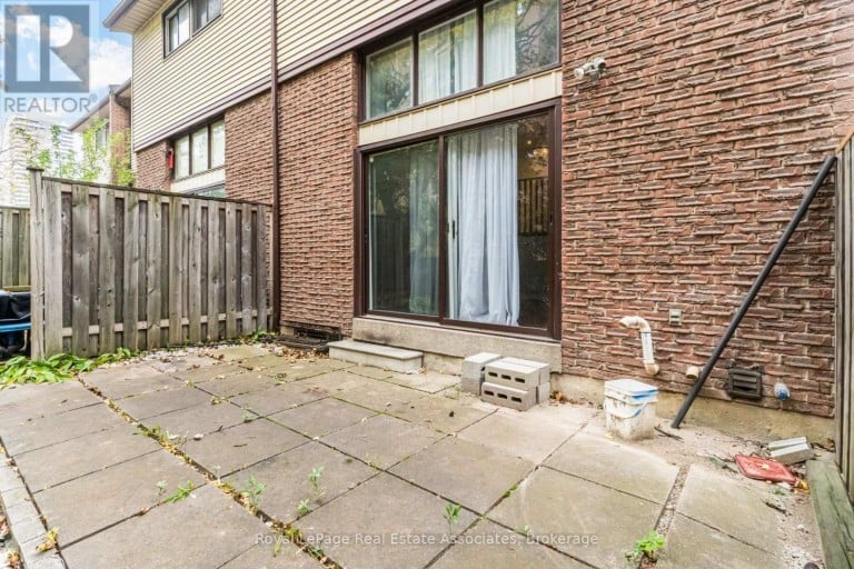 11 - 11 MCCALLUM COURT, Brampton (Queen Street Corridor), Ontario, L6W3M4