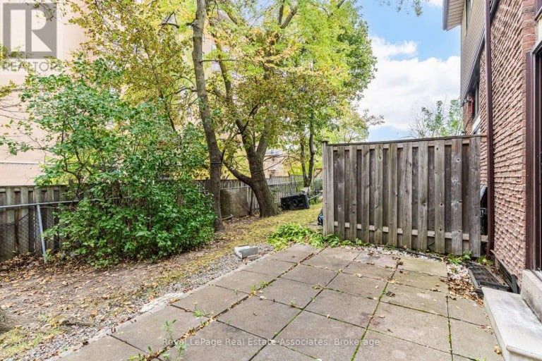 11 - 11 MCCALLUM COURT, Brampton (Queen Street Corridor), Ontario, L6W3M4