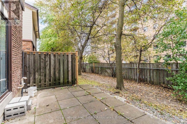 11 - 11 MCCALLUM COURT, Brampton (Queen Street Corridor), Ontario, L6W3M4
