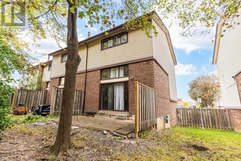 11 - 11 MCCALLUM COURT, Brampton (Queen Street Corridor), Ontario, L6W3M4