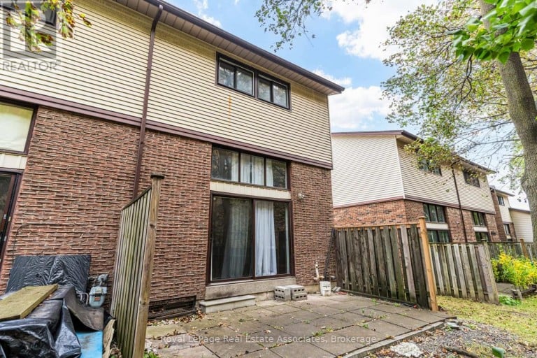 11 - 11 MCCALLUM COURT, Brampton (Queen Street Corridor), Ontario, L6W3M4
