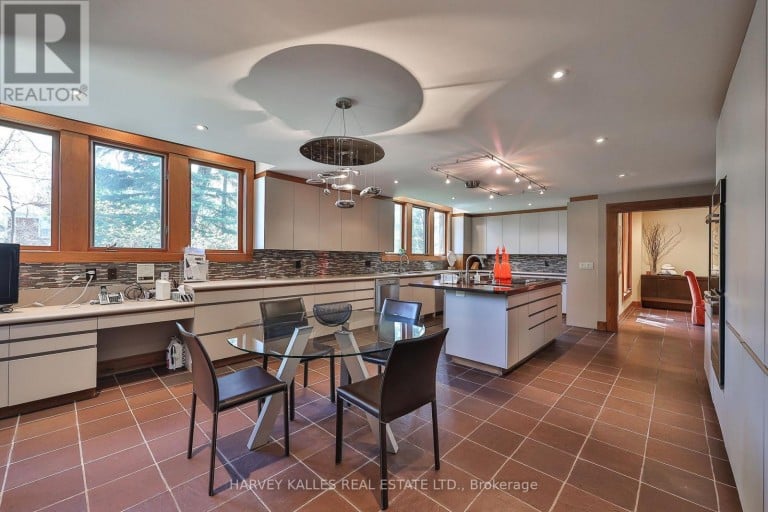 223 HILLHURST BOULEVARD, Toronto (Bedford Park-Nortown), Ontario, M5N1P3