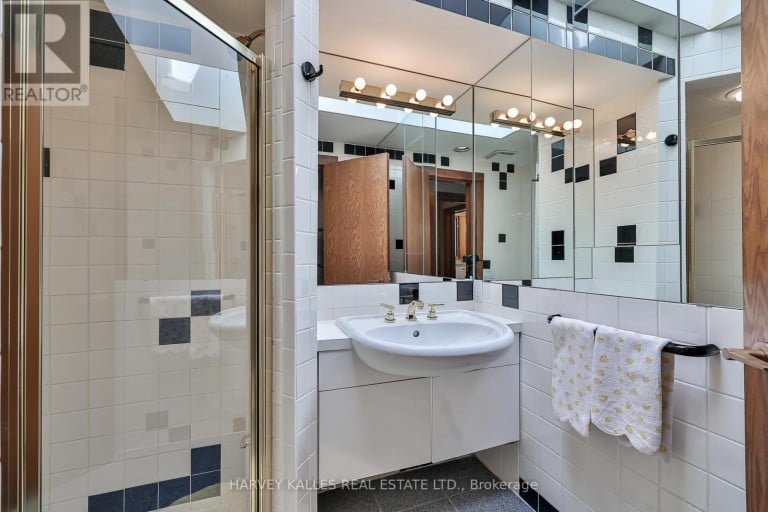 223 HILLHURST BOULEVARD, Toronto (Bedford Park-Nortown), Ontario, M5N1P3