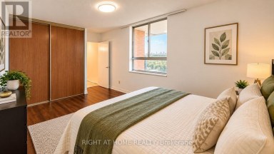2819 - 1 MASSEY SQUARE Toronto (Crescent Town) Ontario photo 8