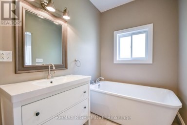 10 LETITIA STREET Barrie (Sunnidale) Ontario photo 25