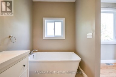 10 LETITIA STREET Barrie (Sunnidale) Ontario photo 26