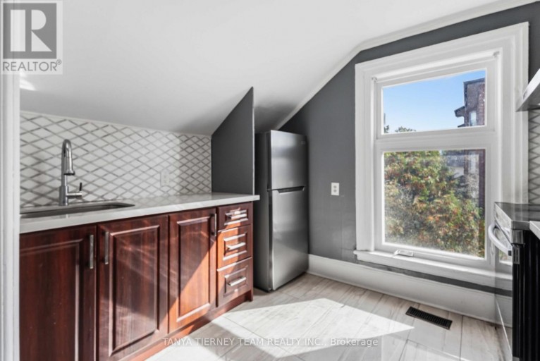 UPPER - 168 CENTRE STREET S, Oshawa (Central), Ontario, L1H4A6
