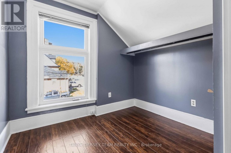 UPPER - 168 CENTRE STREET S, Oshawa (Central), Ontario, L1H4A6