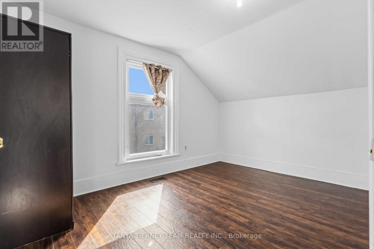 UPPER - 168 CENTRE STREET S, Oshawa (Central), Ontario, L1H4A6