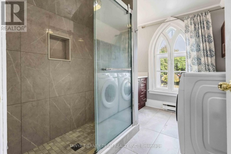 UPPER - 168 CENTRE STREET S, Oshawa (Central), Ontario, L1H4A6