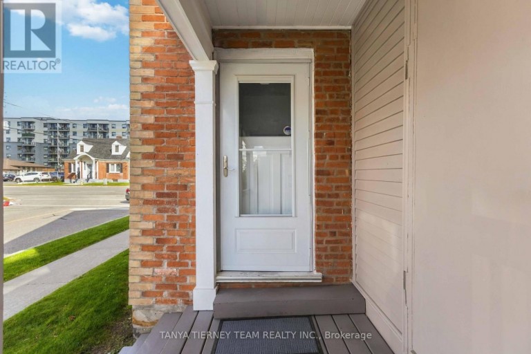 UPPER - 168 CENTRE STREET S, Oshawa (Central), Ontario, L1H4A6