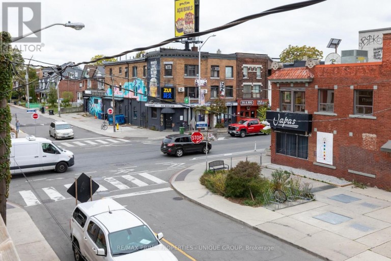 2 - 365 CLINTON STREET, Toronto (Annex), Ontario, N8X1A7