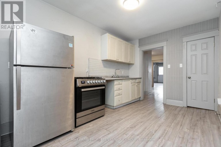 2 - 365 CLINTON STREET, Toronto (Annex), Ontario, N8X1A7