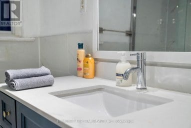 19 TREVERTON DRIVE Toronto (Kennedy Park) Ontario photo 6
