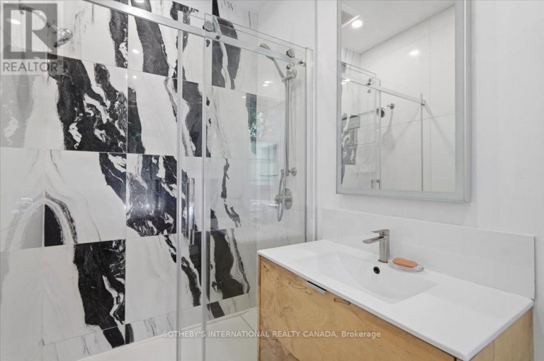 UPPER UNIT - 33 ROSE AVENUE, Toronto (Cabbagetown-South St. James Town), Ontario, M4X1N7