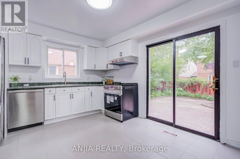 3 MOSSBROOK CRESCENT, Toronto (Steeles), Ontario, M1W2W8