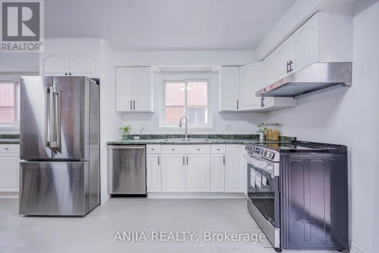 3 MOSSBROOK CRESCENT, Toronto (Steeles), Ontario, M1W2W8