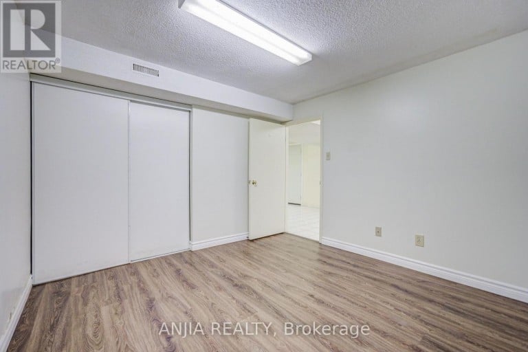 3 MOSSBROOK CRESCENT, Toronto (Steeles), Ontario, M1W2W8
