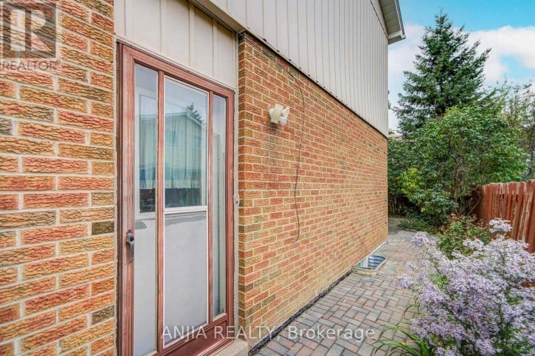 3 MOSSBROOK CRESCENT, Toronto (Steeles), Ontario, M1W2W8