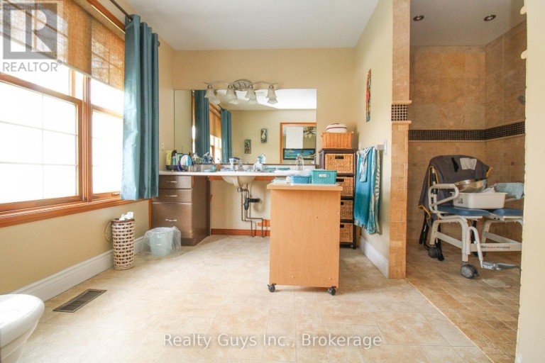 668 BREALEY DRIVE, Peterborough (Otonabee Ward 1), Ontario, K9K2M7