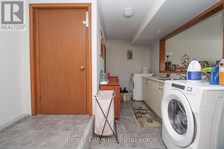 668 BREALEY DRIVE, Peterborough (Otonabee Ward 1), Ontario, K9K2M7