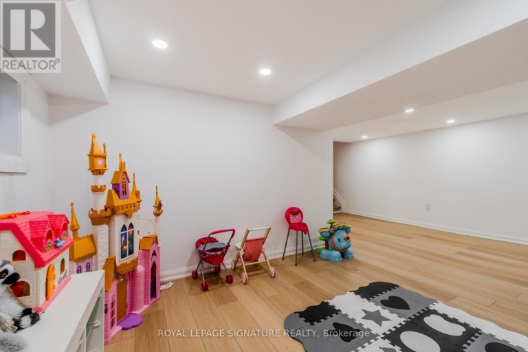15 BATTENBERG AVENUE, Toronto (Woodbine Corridor), Ontario, M4L1J7