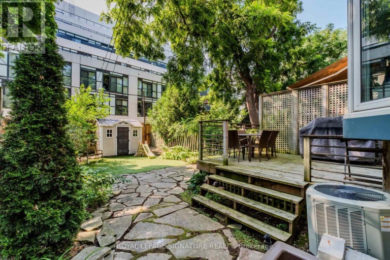 15 BATTENBERG AVENUE, Toronto (Woodbine Corridor), Ontario, M4L1J7