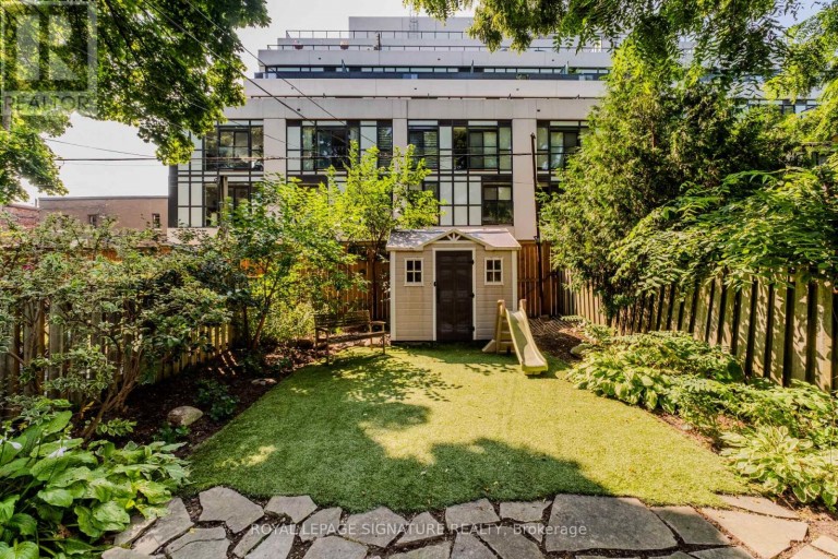 15 BATTENBERG AVENUE, Toronto (Woodbine Corridor), Ontario, M4L1J7