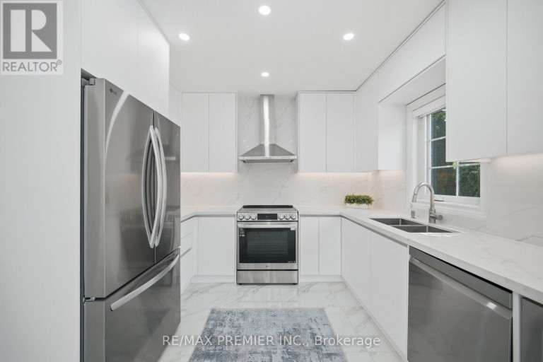 95 HUDSON DRIVE, Vaughan (Maple), Ontario, L6A1X4